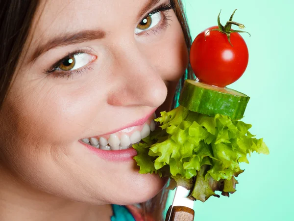 Mujer joven en forma con verduras . — Foto de Stock