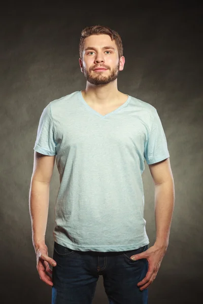 Homem de camisa em branco com espaço de cópia vazio. — Fotografia de Stock