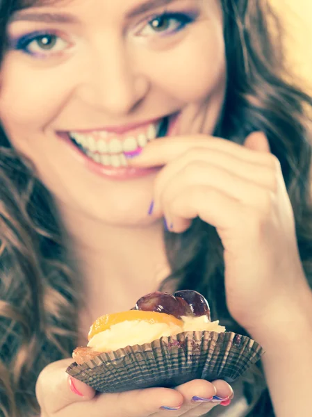 Primer plano mujer coqueta comiendo pastel de frutas —  Fotos de Stock