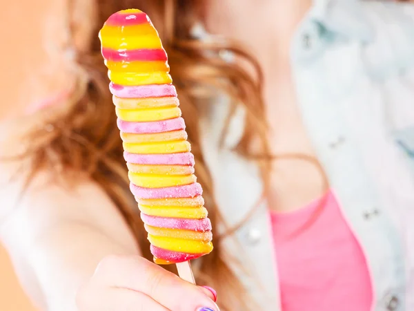 Woman holding ice pop cream in hand — Stockfoto