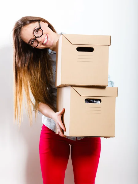 Mulher feliz que se move em casa transportando caixas . — Fotografia de Stock
