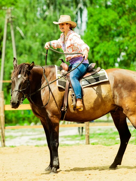 Västra cowgirl kvinna ridning häst. Sport aktivitet — Stockfoto