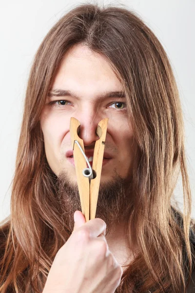 Homem com nariz entupido por clothespin — Fotografia de Stock