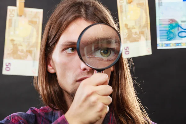 Mann überprüft Bargeld — Stockfoto