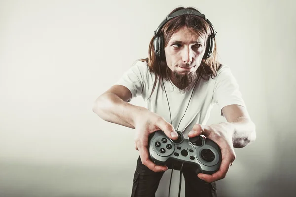 Jogador masculino se concentrar em jogar jogos — Fotografia de Stock