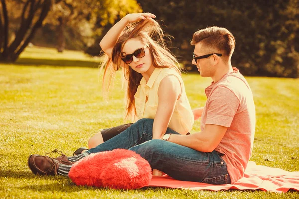 Молодая пара на пикнике . — стоковое фото