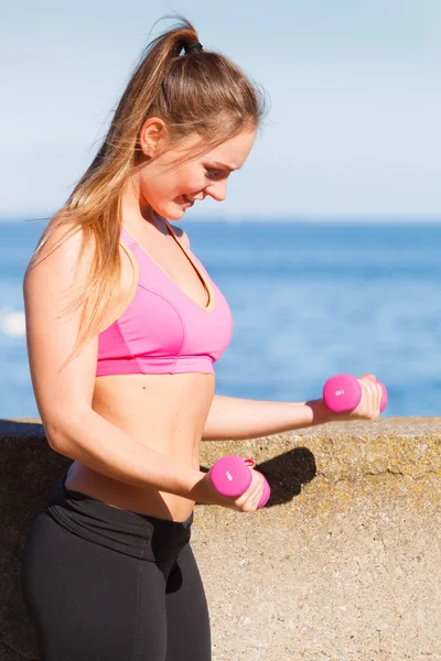 Mulher fazendo esportes ao ar livre com halteres — Fotografia de Stock