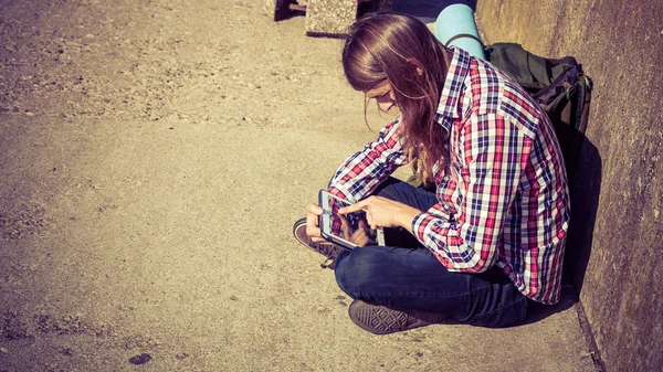 Adam turist backpacker tablet ile açık oturma — Stok fotoğraf