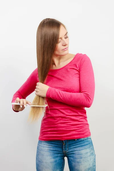 Жінка розчісує волосся . — стокове фото