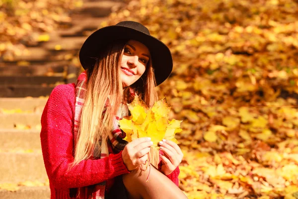 Woman relaxing in autumn fall park — Stock Photo, Image