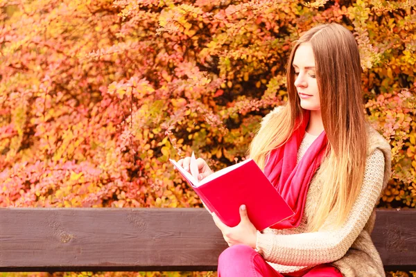 Mujer relajante en el libro de lectura del parque otoñal —  Fotos de Stock