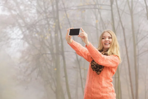 Kobieta szczęśliwa moda w parku przy selfie Zdjęcie. — Zdjęcie stockowe