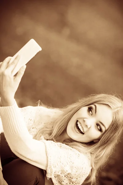 Neşeli sarışın kız alma selfie. — Stok fotoğraf