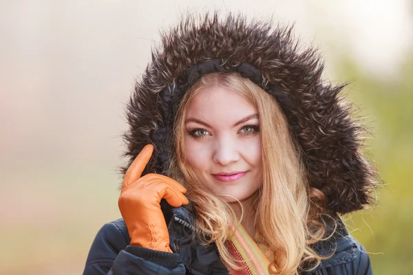 Portret vrij lachende vrouw in jas met capuchon. — Stockfoto