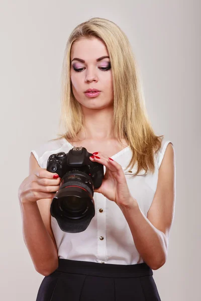 Bella donna con macchina fotografica. — Foto Stock