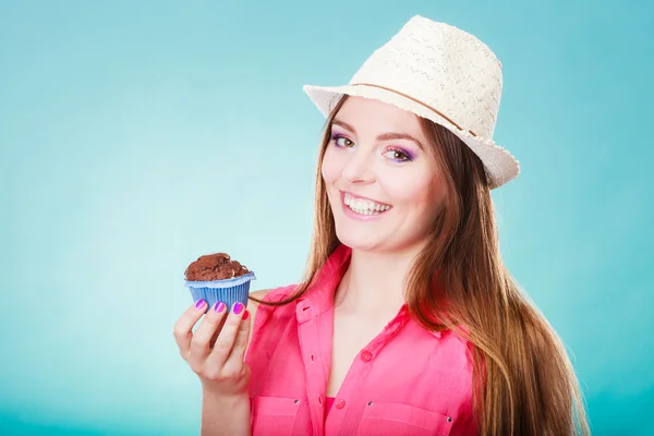 Donna sorridente tiene la torta al cioccolato in mano — Foto Stock