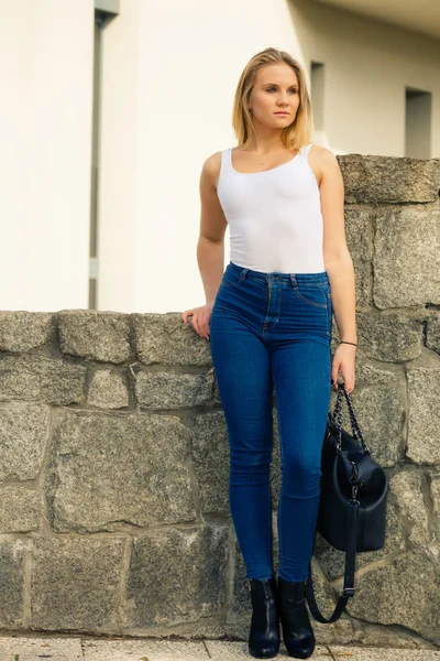 Mulher na moda com bolsa — Fotografia de Stock