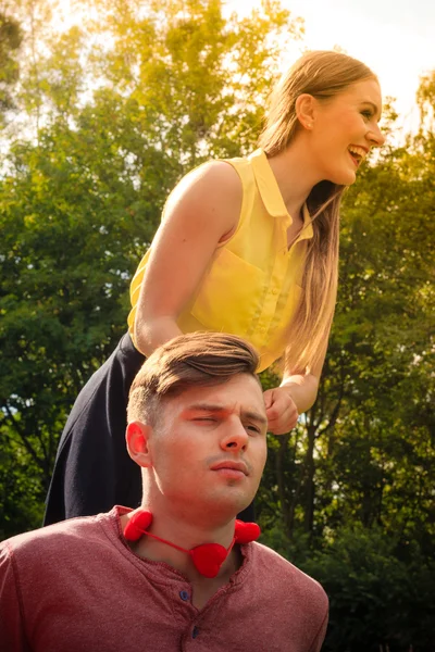 Amoureux avec les cœurs en plein air — Photo