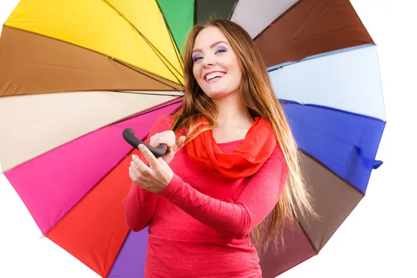 Mujer de pie bajo paraguas multicolor — Foto de Stock