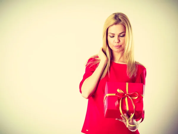 Schöne Frau mit rotem Geschenk. — Stockfoto