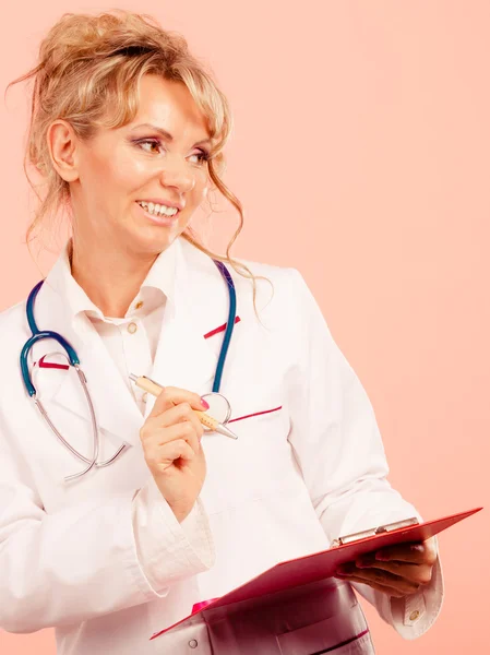 Středního věku ženský lékař. — Stock fotografie