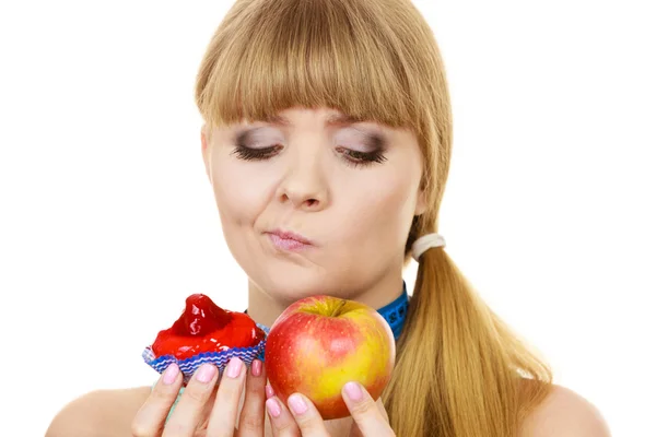 Mulher escolhendo frutas ou bolo fazer escolha dietética — Fotografia de Stock