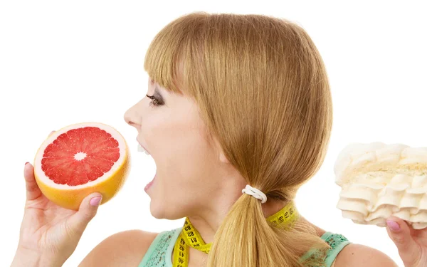 Mujer elegir fruta o pastel hacer elección dietética — Foto de Stock