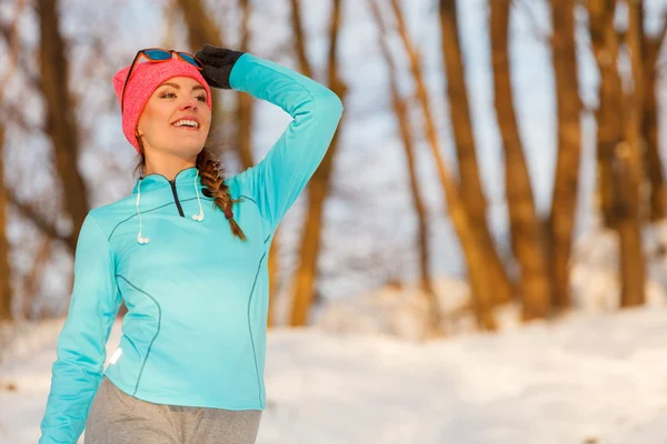 Lady haciendo ejercicio en invierno — Foto de Stock