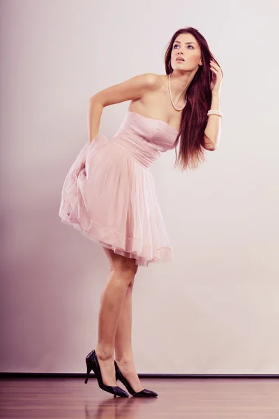 Mulher em vestido brilhante e sapatos de salto alto — Fotografia de Stock