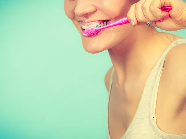 Женщина чистит зубы — стоковое фото
