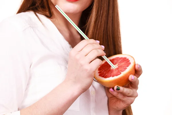 Mulher detém sumo de toranja bebendo de frutas — Fotografia de Stock