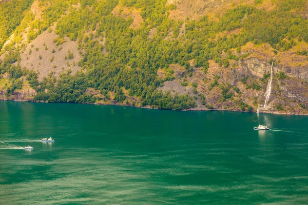 Cruiseschip op Noorse fjord — Stockfoto