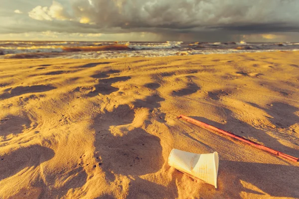 Plastic disposable cup on sea shore. Earth ecology — Stock Photo, Image