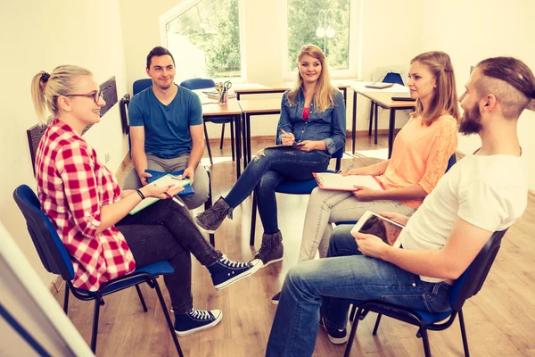 Groupe de personnes étudiants travaillant ensemble — Photo