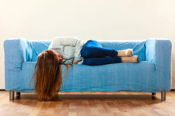Mulher triste deitado no sofá — Fotografia de Stock