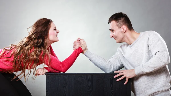 Arm wrestling desafio entre jovem casal — Fotografia de Stock