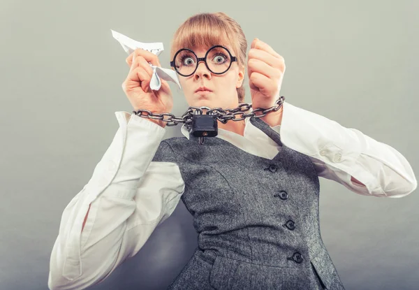 Woedende vrouw met geketende handen en contract — Stockfoto