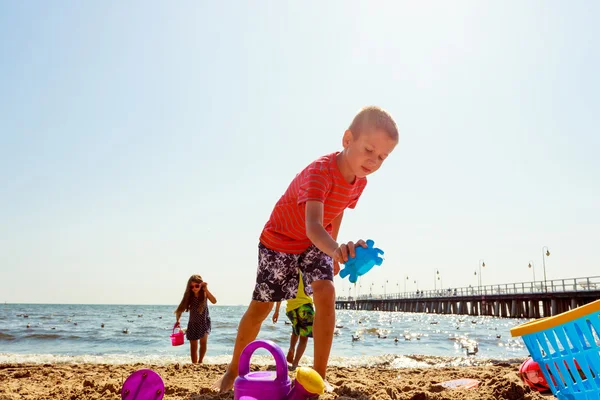 Enfants jouant en plein air sur la plage . — Photo