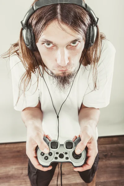 Jogador masculino se concentrar em jogar jogos — Fotografia de Stock