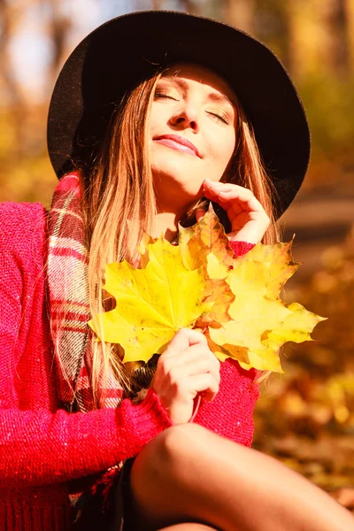 Mujer relajante en otoño otoño parque —  Fotos de Stock