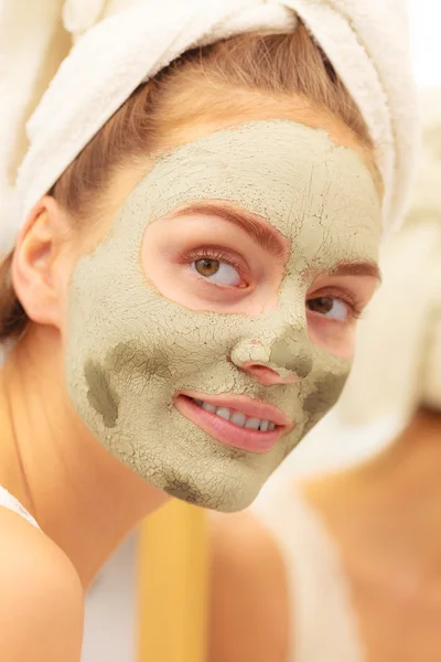 Cara de mulher com máscara de barro verde — Fotografia de Stock