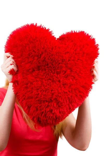 Mulher segurando símbolo de amor coração vermelho — Fotografia de Stock