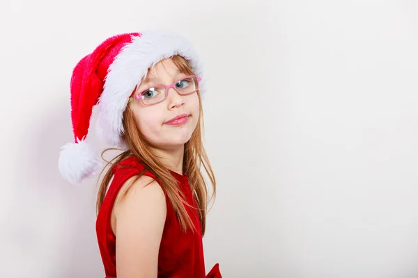 Kleines Mädchen sieht aus wie Weihnachtselfe. — Stockfoto