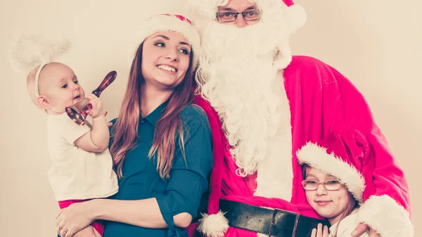 산타 클로스와 함께 행복 한 가족. — 스톡 사진