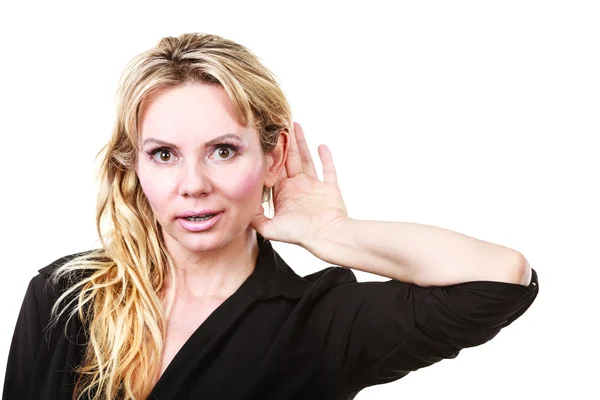 Mujer rubia haciendo gesto de escucha — Foto de Stock