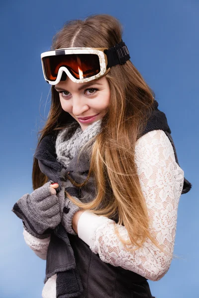 Skiër meisje het dragen van warme kleren ski googles portret. — Stockfoto