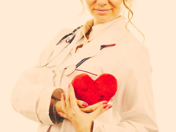 Cardiologista feminina com coração vermelho . — Fotografia de Stock