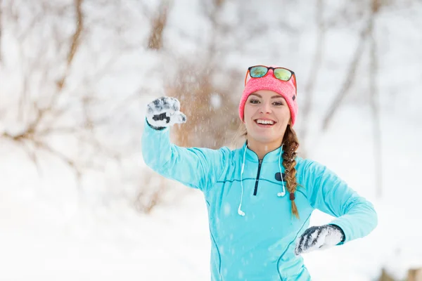 Chica joven lanza bola de nieve — Foto de Stock