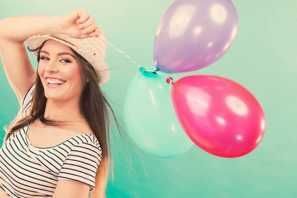 Chica alegre divertirse con globos de colores . — Foto de Stock