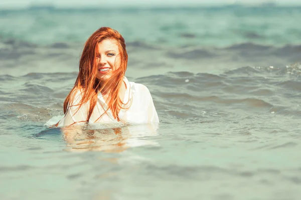 Fille détente dans l'eau de mer — Photo